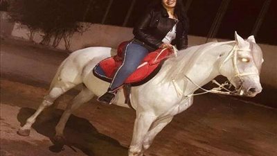 بالصور.. سمية الخشاب تثير الجدل بين جمهورها بإطلالة مع الخيول