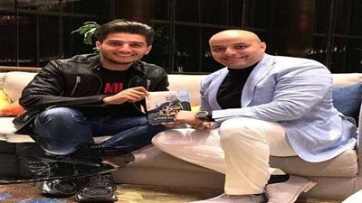 محمد عساف ينصح جمهوره بقراءة كتاب 