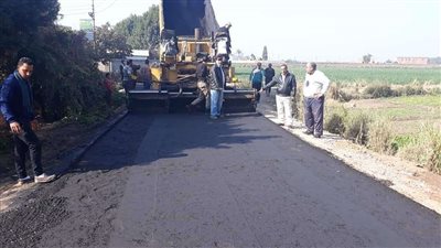 متابعة أعمال رصف الطرق بمدن ومراكز البحيرة