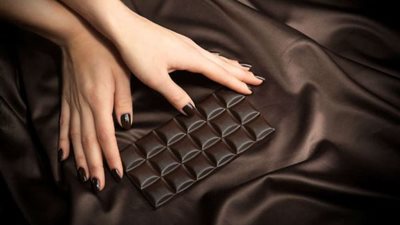 دراسة تكشف عن علاج الشكولاتة الداكنة لمرض مزمن شائع