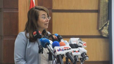 بالصور.. وزيرة التضامن: ملابس الإحرام هدية لحجاج الجمعيات الأهلية