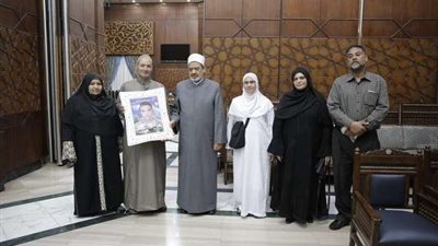 الإمام الأكبر يستقبل عددًا من ذوي الشهداء والمصابين قبل سفرهم لأداء العمرة