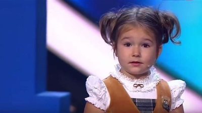 بالفيديو.. طفلة تتكلم 7 لغات بطلاقة بينهم اللغة العربية