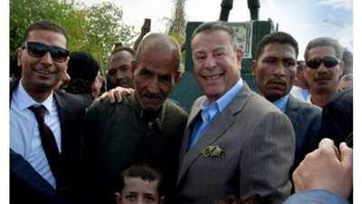 صممه مجموعة من الشباب.. محافظ بني سويف يشاهد تمثال 