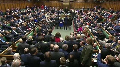 العموم البريطاني يقر بالأغلبية إجبار تيريزا ماي على تأجيل البريكست