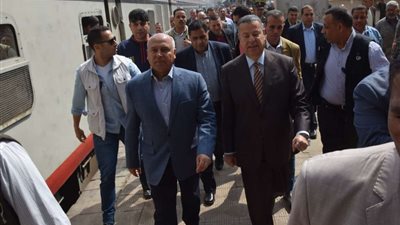 محافظ بني سويف يرافق وزير النقل في جولة تفقدية بمحطة السكة الحديد