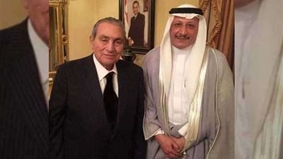 شاهد.. ظهور مفاجئ للرئيس مبارك مع شاعر سعودي