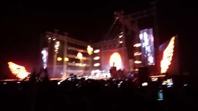 الآلاف يشاركون تامر حسني الغناء في حفل جامعة الدلتا