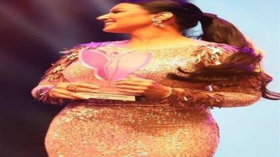 بالصور.. سمية الخشاب تتألق باللون الذهبي في السعودية