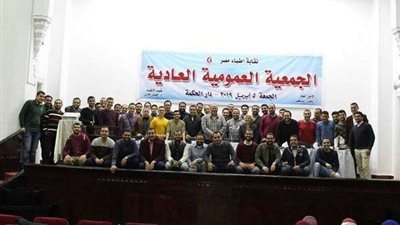 بالصور.. نقابة الأطباء تعلق الجمعية العمومية لحين انتهاء الصلاة