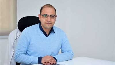 استشاري جراحات التجميل يوضح أهمية تقنية شفط الدهون بالفيزر