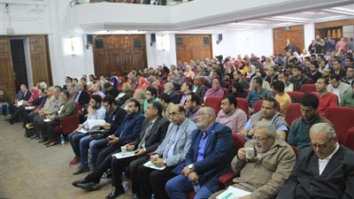 بالصور.. أعضاء الجمعية العمومية لنقابة الأطباء يرفضون قرار فرض الحراسة