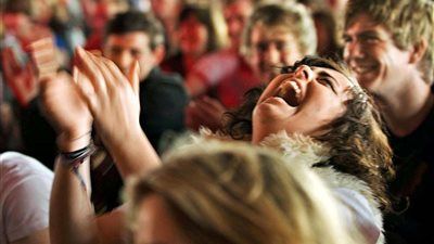 دراسة: الضحك لـ 30 دقيقة يطيل العمر