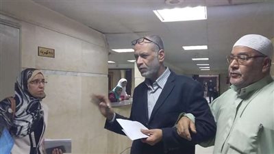 مدير مستشفى جامعة بني سويف يتفقد مرضى الأقسام الداخلية