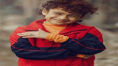 بطريقة كوميدية.. طفل يقلد شخصية 