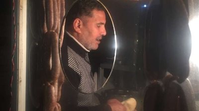 بالصور.. السر وراء نجاح أشهر عربة لبيع ساندوتشات الكبدة ببورسعيد