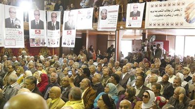 أصحاب المعاشات يرددون هتافات مؤيدة للسيسي بحزب التجمع