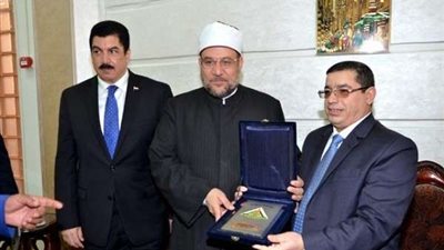 جامعة بنها تهدي درعها لوزير الأوقاف لجهوده في تجديد الخطاب الديني