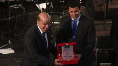 وزير الرياضة يسلم اللاعبين القدامي درع التكريم في احتفالية كبري بيوم الوفاء