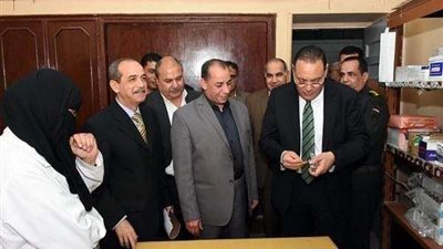 محافظ الشرقية يتفقد عيادة التأمين الصحى بالديوان العام