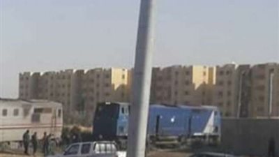 خروج جرار قطار عن القضبان بمزلقان الساحل بالسويس