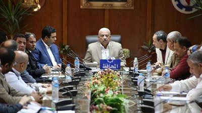 تكثيف معدلات التنفيذ للانتهاء من تطوير ورصف الطرق الرئيسية بالسويس