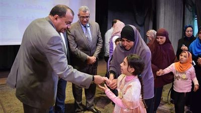 رئيس جامعة بني سويف يرسم الفرحة على وجوه الأيتام بمشاركة 22 جمعية