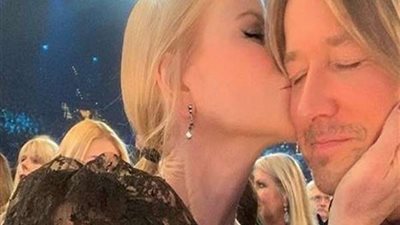 بالصور.. أحضان وقبلات بين نيكول كيدمان وزوجها في حفل الـ ACM