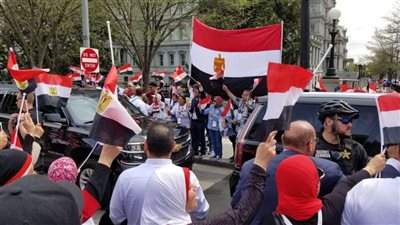 الجالية المصرية تستقبل الرئيس السيسي في واشنطن..(فيديو وصور)