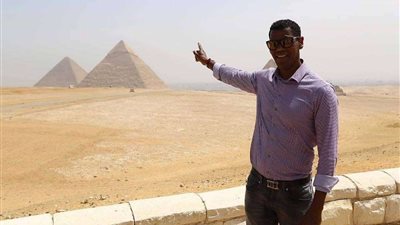 بطل كأس العالم يزور الأهرامات