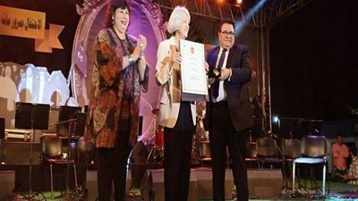 بالصور.. وزيرة الثقافة تكرم 17 شخصية من ثورة 19