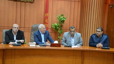 محافظ بورسعيد يلتقي بالشباب الفائزين بمشروع المجمع الصناعي الثاني