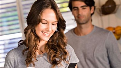 للرجل المتزوج.. طرق فعالة لإخفاء رسائل الفيسبوك عن زوجتك