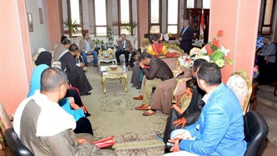 محافظ بني سويف يستقبل أسر ضحايا حادث بالوعة الصرف الصحي ببني سليمان