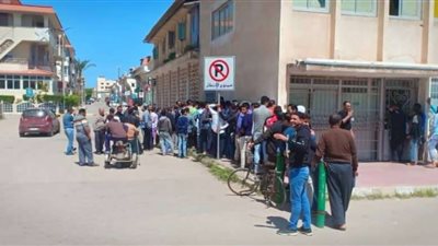 بالصور.. إقبال كبير على التقدم للحصول على محلات رأس البر التجارية