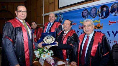 رئيس جامعة طنطا يتسلم درع مؤتمر الطب النفسي الدولي الأول