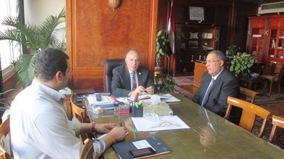 وزير الري يجتمع مع عدد من قيادات الوزارة لاستعراض بعض المشروعات