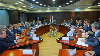 وزير النقل يطالب رؤساء أكثر من 16 شركة مصرية كبرى بالاستثمار بالسكة الحديد