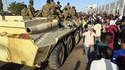 انتشار مكثف للجيش السوداني بالخرطوم وأنباء عن تنحي البشير
