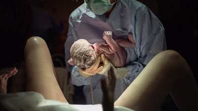 تعليق صادم لمستشفى وضعت كاميرات سرية تصور النساء أثناء الولادة