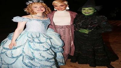 بالصور..كاتى بيرى تخطف الأضواء بإطلالة بنفسجية