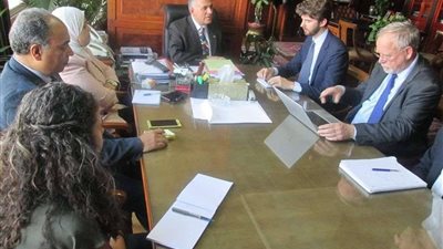 وزير الري يجتمع مع عدد من الخبراء الهولندنيين لبحث التعاون بين الجانبين