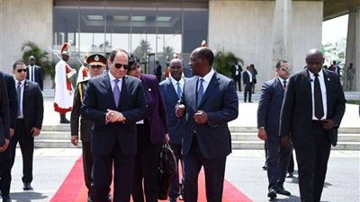 بالصور.. الرئيس السنغالي وكبار المسئولين يستقبلون السيسي في داكار