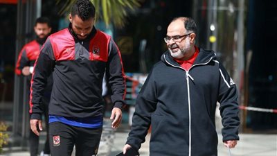 الجهاز الطبي للأهلي يطمئن على عاشور