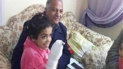 مدير تعليم كفر الزيات يزور طالبة أصيبت إثر سقوط غطاء بلاعة عليها