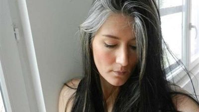 بدون صبغة.. تخلصي من خصلات الشعر الأبيض فى خطوتين