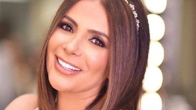 منى زكي تهرب من ملاحقة المعجبين في عزاء محمود الجندي