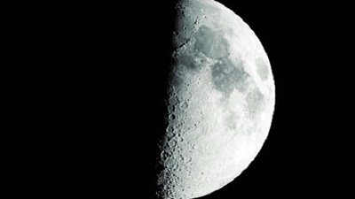 القمر يصل مرحلة التربيع الأول ويزين سماء الوطن العربى