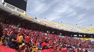 الزحف الجماهيري مستمر على برج العرب لمؤازرة الأهلي وفتح 