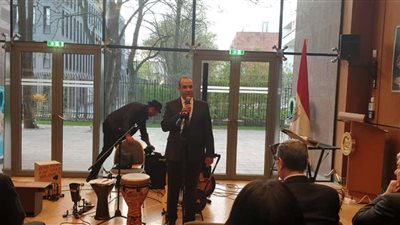 شاكر يستعرض إنجازات الكهرباء بالتعاون مع ألمانيا بالسفارة المصرية ببرلين